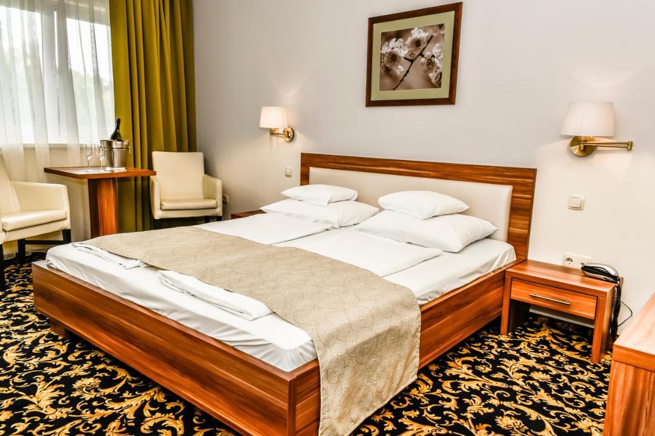 Simbad Hotel & Bar Superior Mosonmagyaróvár Esterno foto