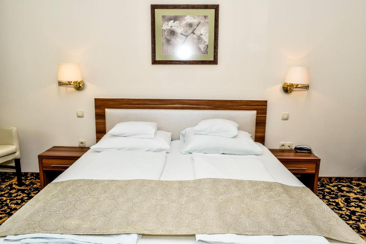 Simbad Hotel & Bar Superior Mosonmagyaróvár Esterno foto