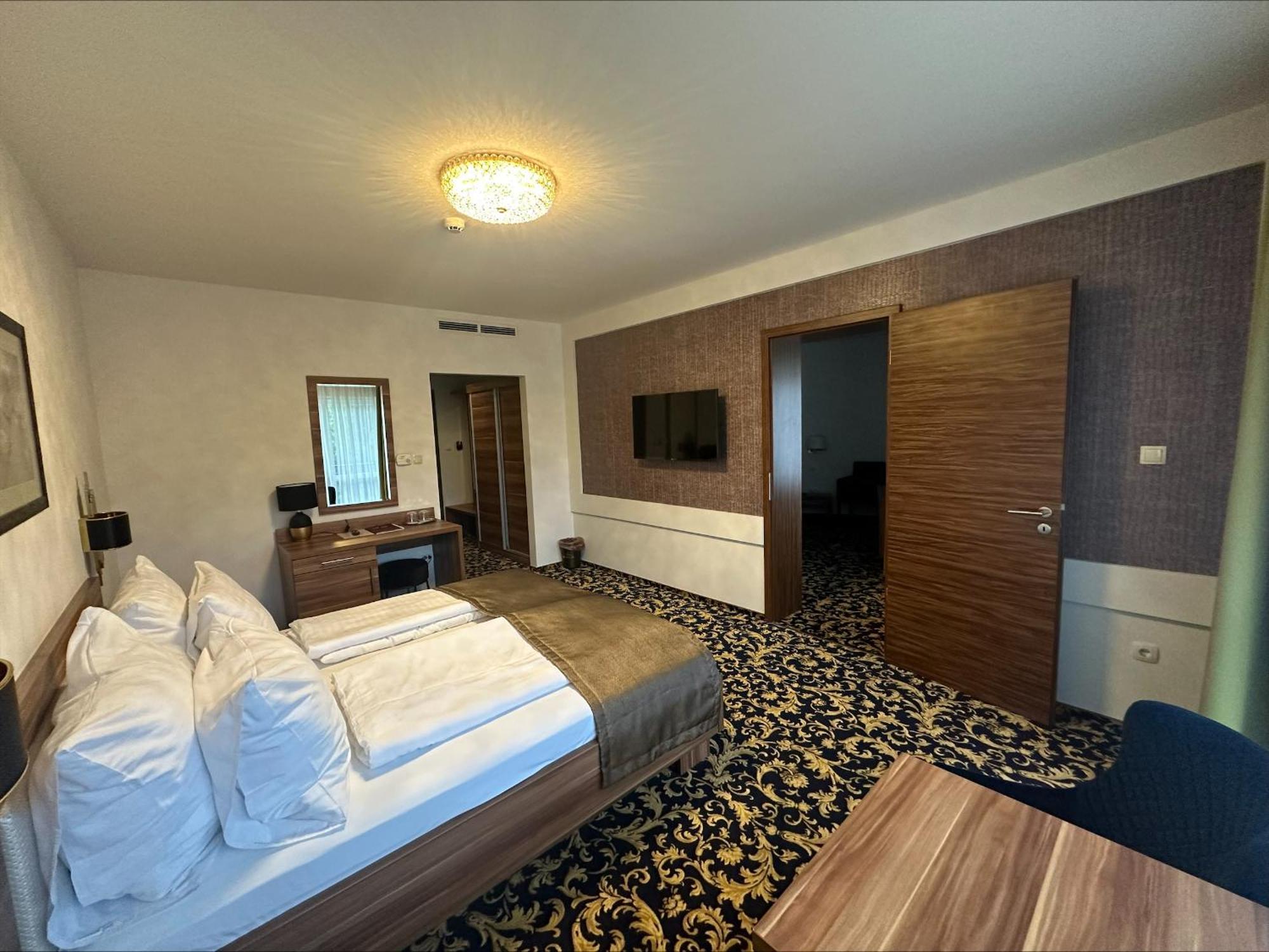 Simbad Hotel & Bar Superior Mosonmagyaróvár Esterno foto
